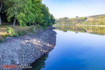 Die Absenkung ist notwendig, da die Staumauer auf der Listerseite im Regelbetrieb bis kurz unter die Mauerkrone eingestaut ist und der zu sanierende Bereich damit unter Wasser liegt.  • © ummeteck.de - Silke Schön